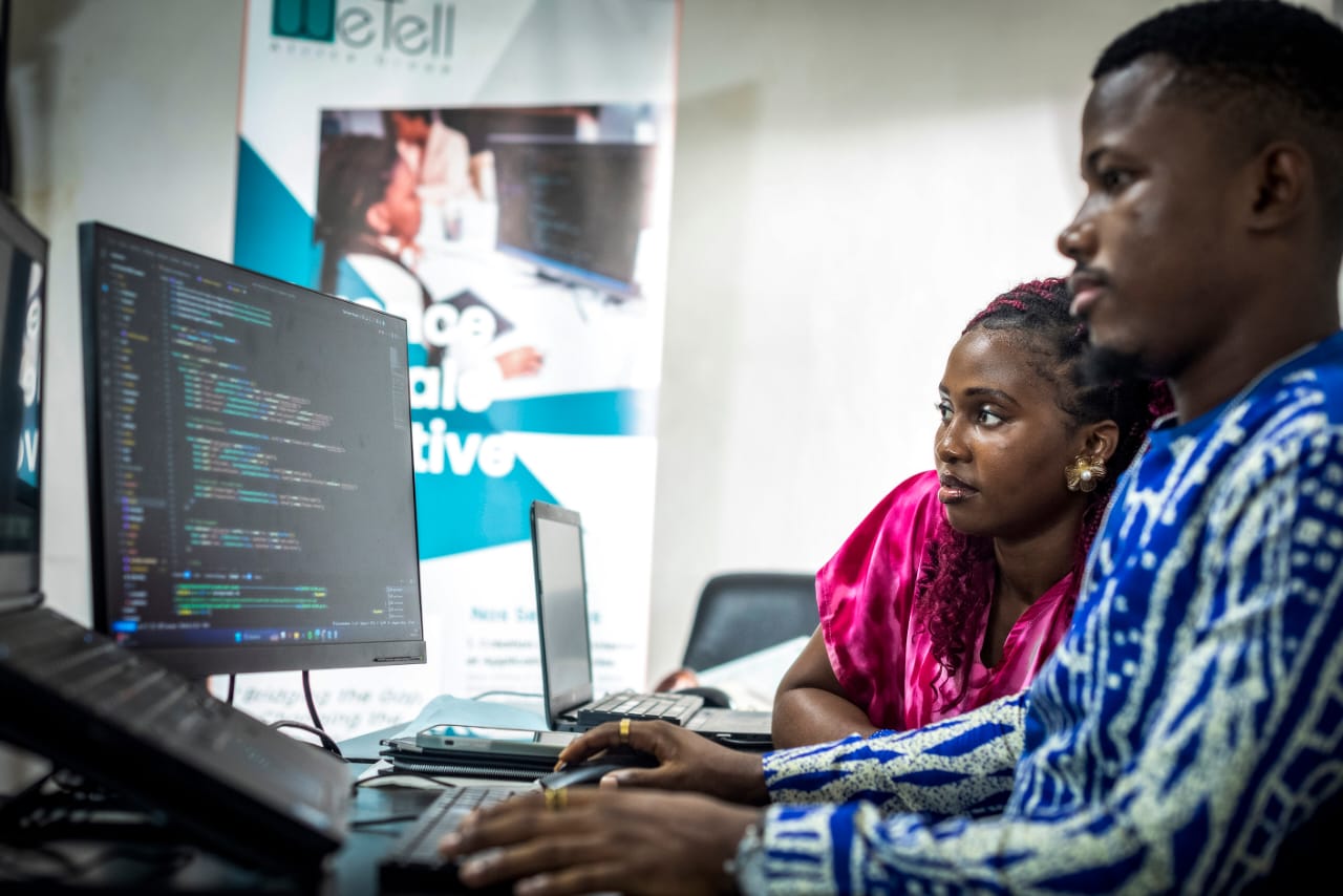 Equipe africaine travaillant sur un projet startup
