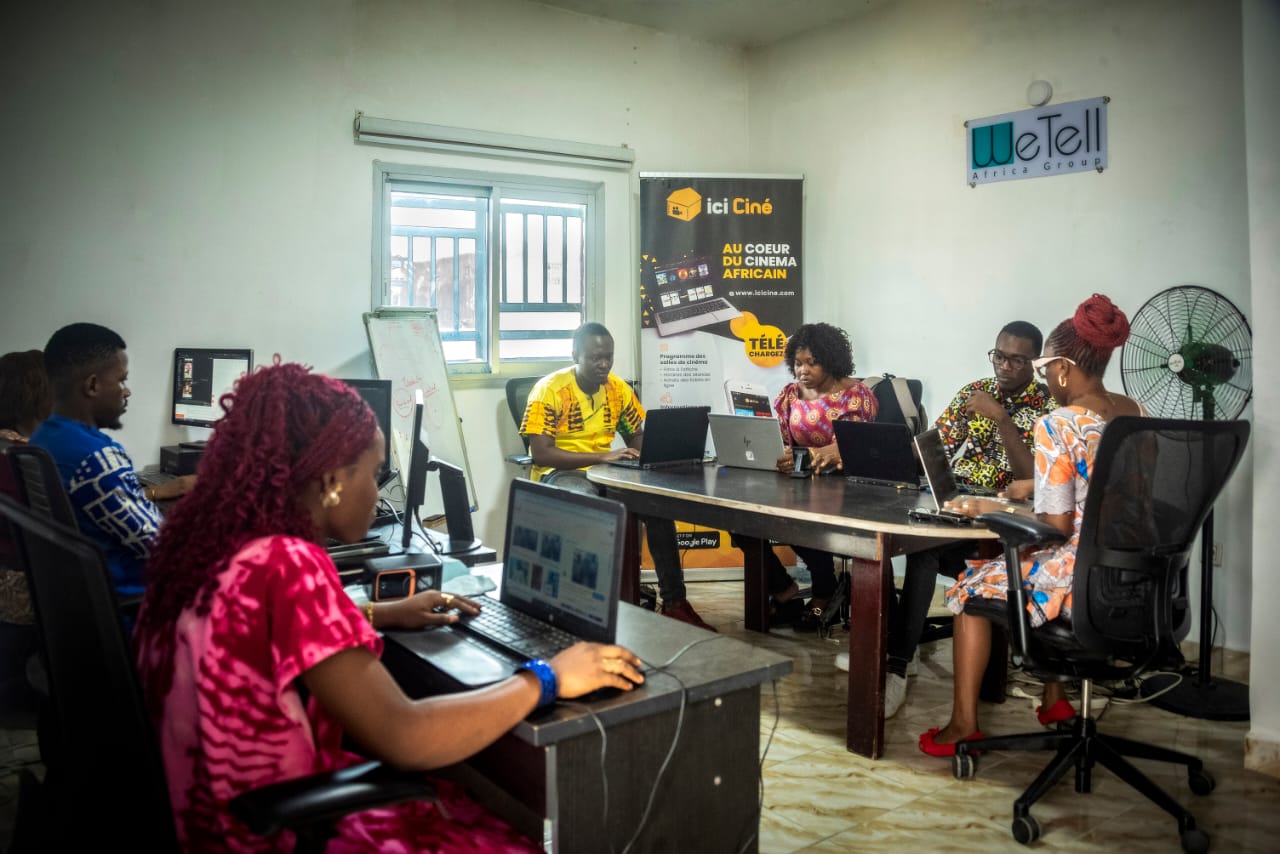Professionnels africains en workspace moderne